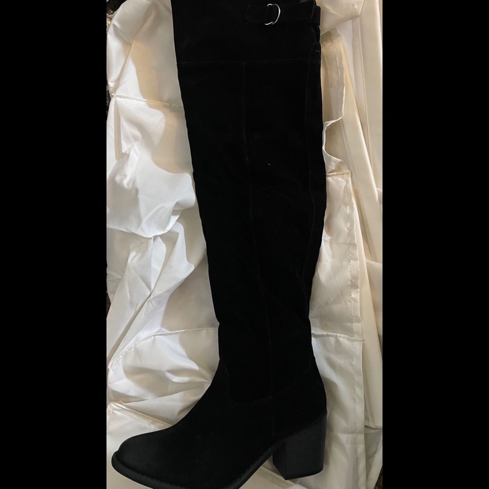 BLACK SUEDE.OVER THE KNEE.SIZE 8.NEW